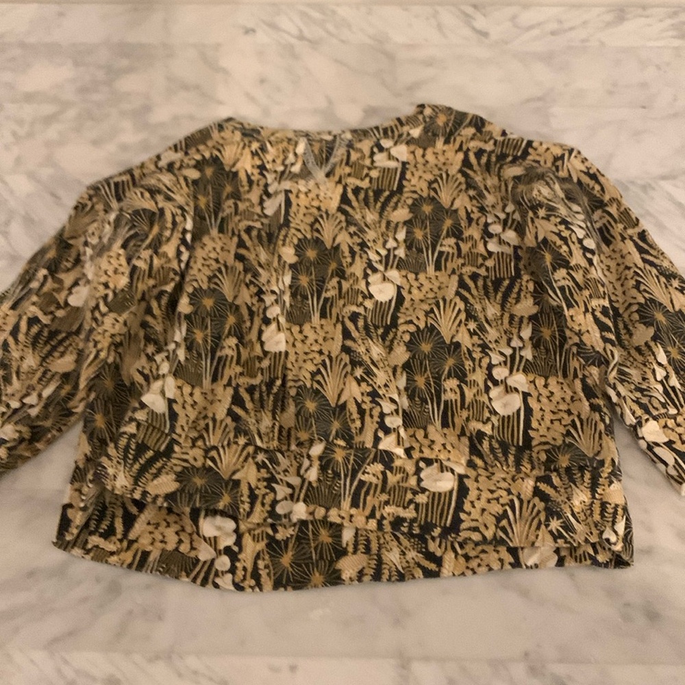 Kate Quinn LS top